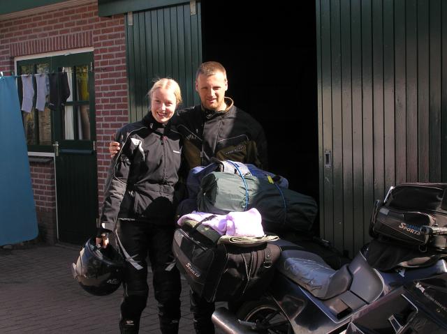 Evert en Mireille met de motor, foto 2 (© Christien)