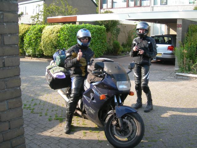 Evert en Mireille met de motor, foto 1 (© Henk)